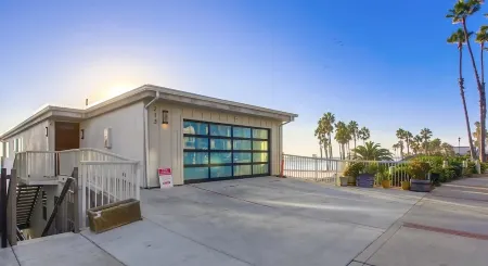Beachfront Family Dream! On the strand in Oceanside - Pet friendly!