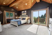 Beautiful 5 Bdrm Lakefront Log Cabin - under 1hr from Mpls!