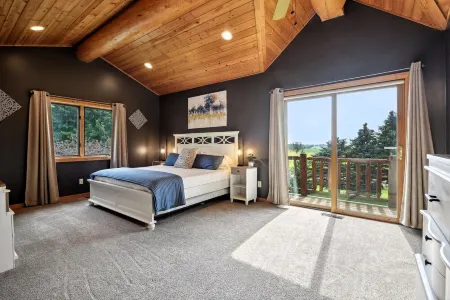 Beautiful 5 Bdrm Lakefront Log Cabin - under 1hr from Mpls!