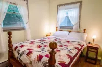 Cozy Creekside Chalet centrally located near 4 ski resorts