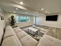 New Modern Home in Bellevue Hotels in Newcastle