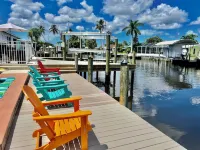 50’ of Dock for your boats. Hot tub, Boatlift, walk 2 restaurants Xtra parking.