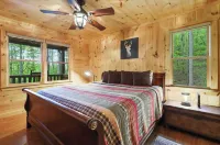 Upscale Cabin! Hot Tub & Arcade!