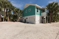 Large Pool. Private Beach Path. Vilano Beach House Closest to Historic St. Aug.