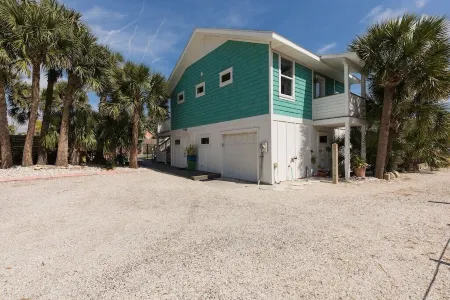 Heated Pool. Private Beach Path. Vilano Beach House Closest to Historic St. Aug.