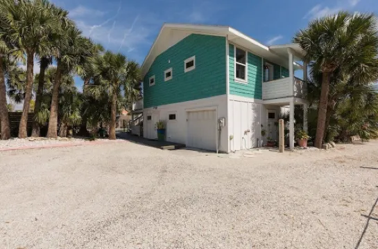 Large Pool. Private Beach Path. Vilano Beach House Closest to Historic St. Aug.
