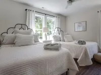 Peak City Perfection- Apex Downtown Walkable, Park Views, Big Yard, Large Groups Hotels in Apex