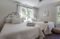 Peak City Perfection- Apex Downtown Walkable, Park Views, Big Yard, Large Groups Walgreens附近的飯店