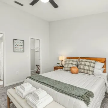 The Executive Villa @ Sun N Lake less than 1 mile to Golf Course and Hospital