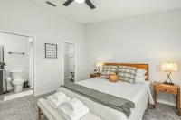 The Executive Villa @ Sun N Lake less than 1 mile to Golf Course and Hospital