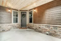 Modern and Luxurious, Spacious home w/ private hot tub + mountain views