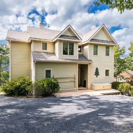 Luxury Black Bear Lodge: Stunning 4 Season Mountain Views! Perfect for Families.
