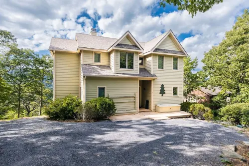 Luxury Black Bear Lodge: Stunning 4 Season Mountain Views! Perfect for Families.
