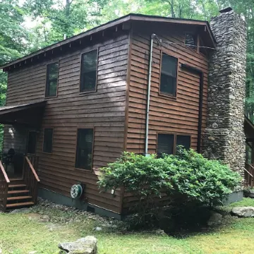 Cozy Cabin with Fireplace, 2 Bedrooms & 2 Queen Size Couch Beds!
