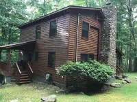 Cozy Cabin with Fireplace, 2 Bedrooms & 2 Queen Size Couch Beds!
