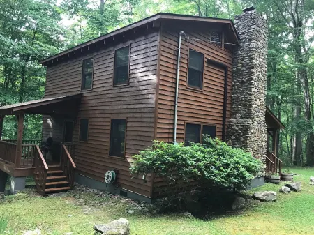 Cozy Cabin with Fireplace, 2 Bedrooms & 2 Queen Size Couch Beds!