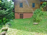 Maggie Valley Cabin w/ Deck & Mtn Views by Blue Ridge Pkwy Отели рядом с достопримечательностью «Santa's Land Fun Park & Zoo»