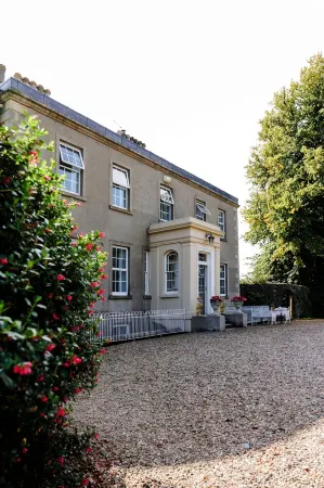 Private 4 bedroom wing in Georgian Linen House w/modern twist (Pet Friendly) Отели в г. Крейгавон