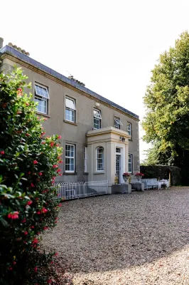 Private 4 bedroom wing in Georgian Linen House w/modern twist (Pet Friendly)