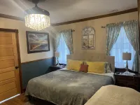1913 Classic Victorian Home with manny outdoor spaces. Hotels near Hereford Inlet Lighthouse