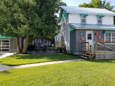 Spacious Yet Cozy, Newly Remodeled Home Steps Away from the Surf Ballroom. Отели в г. Клир Лейк