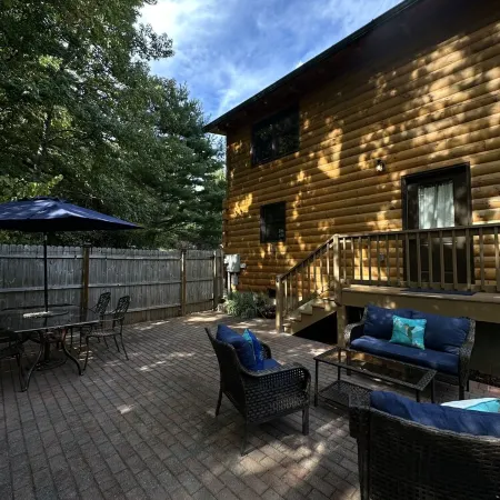 Cozy Cabin Minutes to Helen and best hiking trails in the area! Pet Friendly!