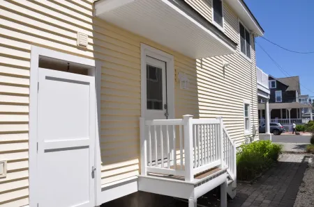 Sea Shore Home! Steps away from beach, boardwalk and entertainment. Отели в г. Авалон