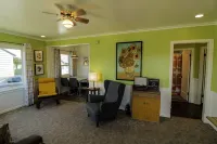 Work away ready, dog friendly. Downtown Tillamook - Modern Vintage Hotels in Tillamook