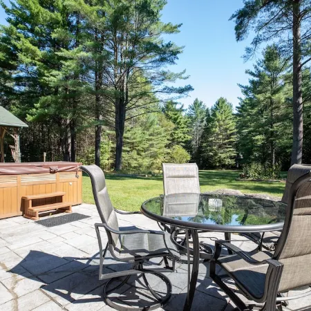Modern Cabin w/ Hot Tub-Minutes to Lakes & Skiing