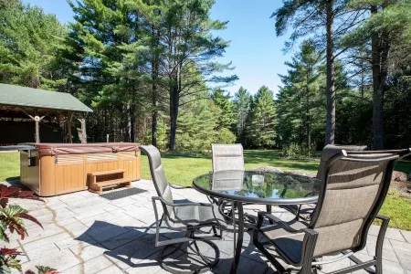 Modern Cabin w/ Hot Tub-Minutes to Lakes & Skiing