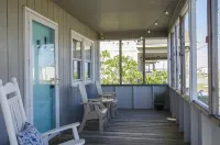 Adorable Beach Box, Very short walk to the beach Access!