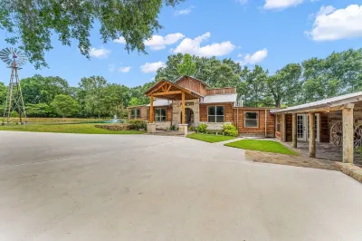 Rustic Farm Houses with pool  in 15 acre bliss ranch Hotels near Cowboys Flea Market