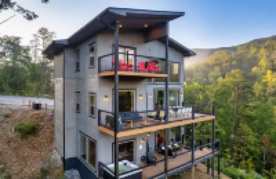 LUX Modern Cabin-VIEW- Privacy-Hot Tub-Heated Pool-Fire pit-Game room-Sleeps 20+