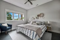 Lakeside Getaway at Chateau Marlowe - the perfect location for a family retreat! Hotels in 