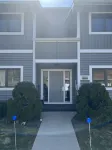 Comfy modern condo, right on Lake Michigan.  Perfect couples getaway! No aircon