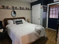 Cute and comfy 1 bedroom with 1 queen bed/private bath