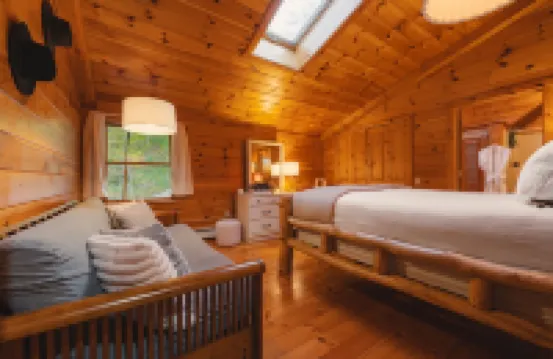 Amber Acres Lodge; Spacious Log Cabin with Mountain Views and Lake Access