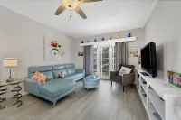Charming Sweet Daisy overlooking stunning new pool in awesome Southside Village!