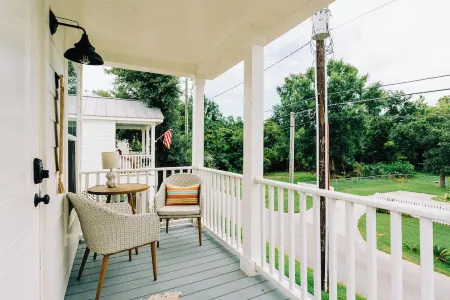 Cozy cottage with easy access to beach & restaurants- Pet Friendly!