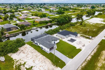 Villa Isla de Lilly - Luxury New Home with heated pool & man cave w/ billiards