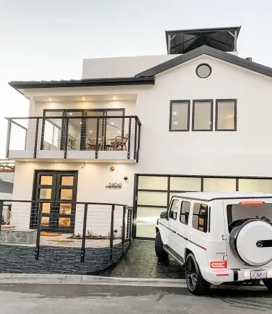 * Ocean view rooftop* Peloton* Modern & New