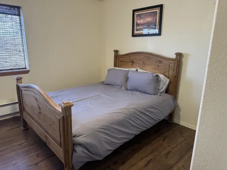 Charming farmhouse close to the Quality Waters and Navajo Lake Marina.