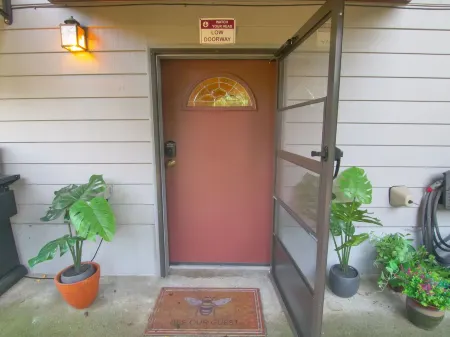 Private Edmonds Studio Apartment Отели в г. Эдмондс