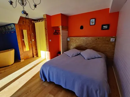 Colorful, self-contained Père Castor apartment in the center of Molines