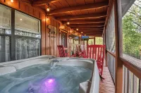 Lightning Bug Lodge - Cozy Mountain Cabin, Peaceful/Quiet Area, Hot tub!
