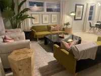 Midcentury Rambler with large backyard and open patio. 네이플스 호텔