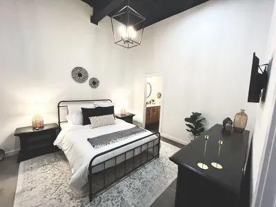 NEW!  The Flats - Industrial/modern loft within walking distance to downtown! 히코리 공원 주변 호텔
