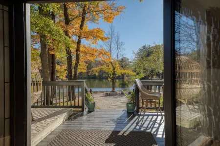 Joy Cottage - 3 Bedroom/3 Bath - Waterfront Property on Buddhist Temple Grounds