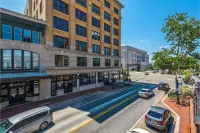 Luxe Historic 2 BR Palafox Balcony Overlook ~ Fabu Posh A