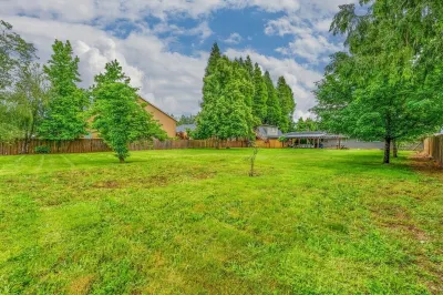 Close to downtown Oregon City, King Bed, Fire Pit, fireplace and a huge backyard Các khách sạn gần End of the Oregon Trail Interpretive Center